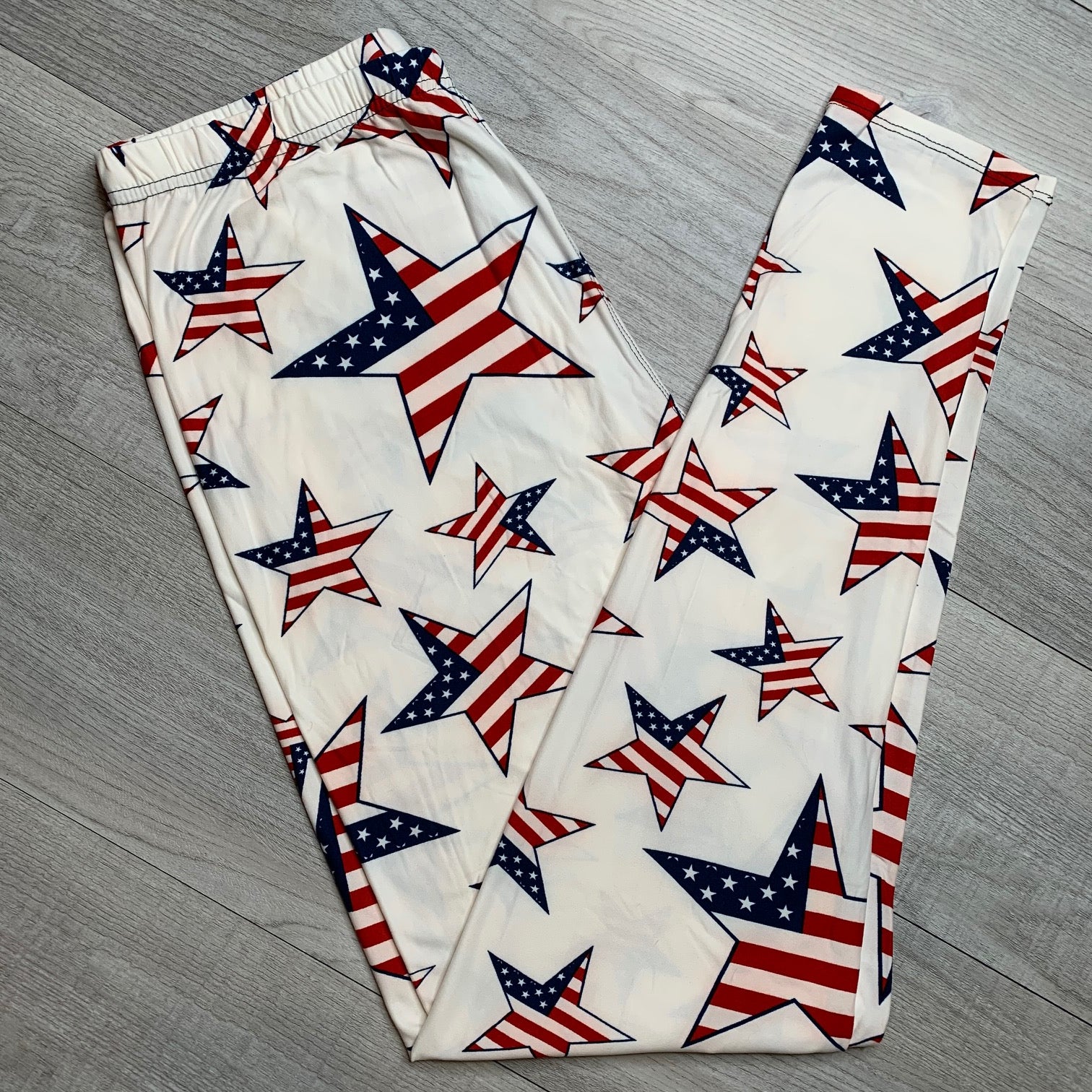Extra Soft printed leggings with 4-way stretch fabric, so you can move with absolute comfort and ease.