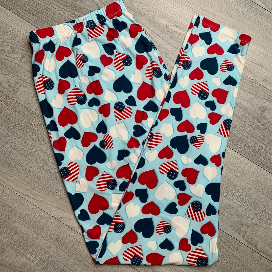 Extra Soft printed leggings with 4-way stretch fabric, so you can move with absolute comfort and ease.