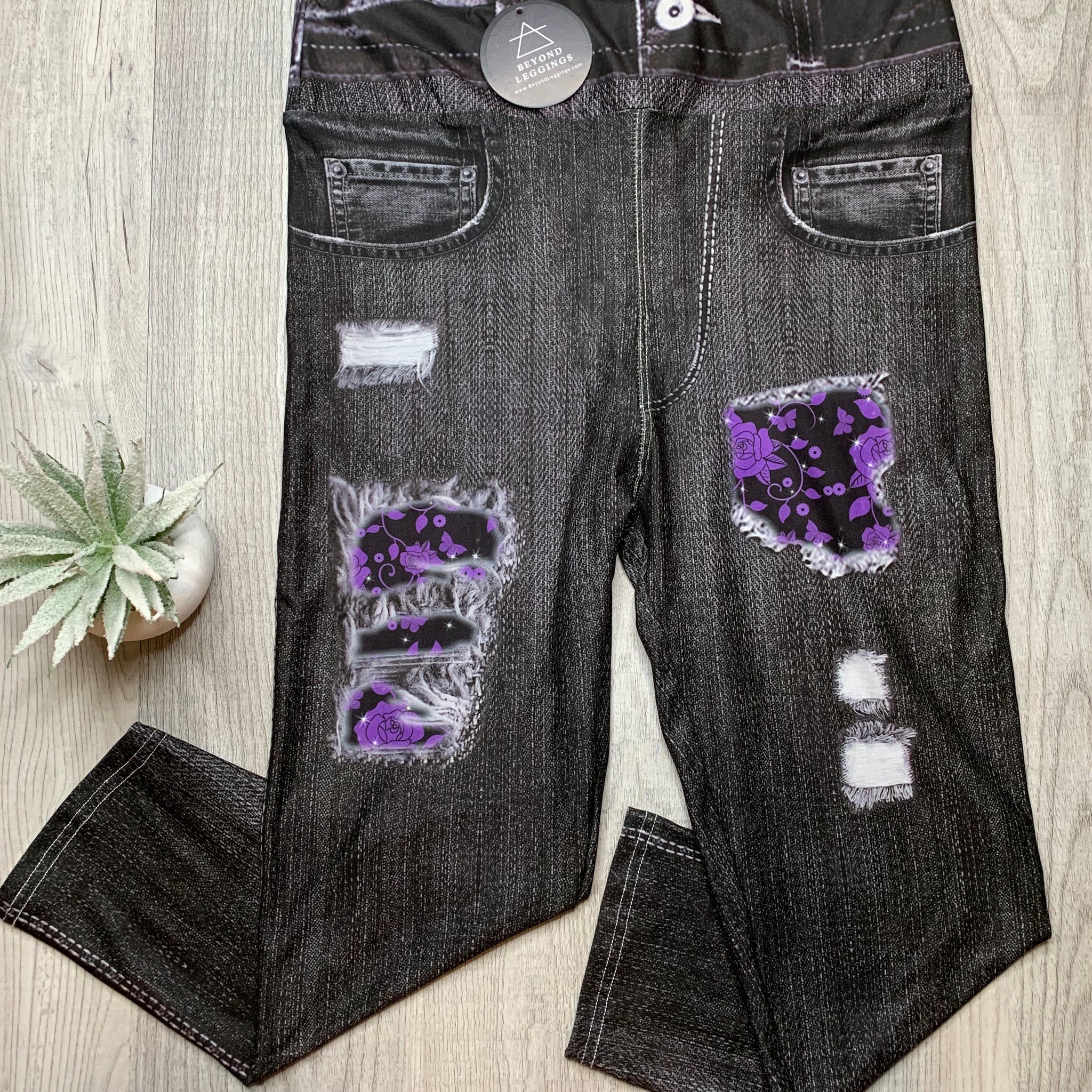 Extra Soft printed leggings with 4-way stretch fabric, so you can move with absolute comfort and ease.