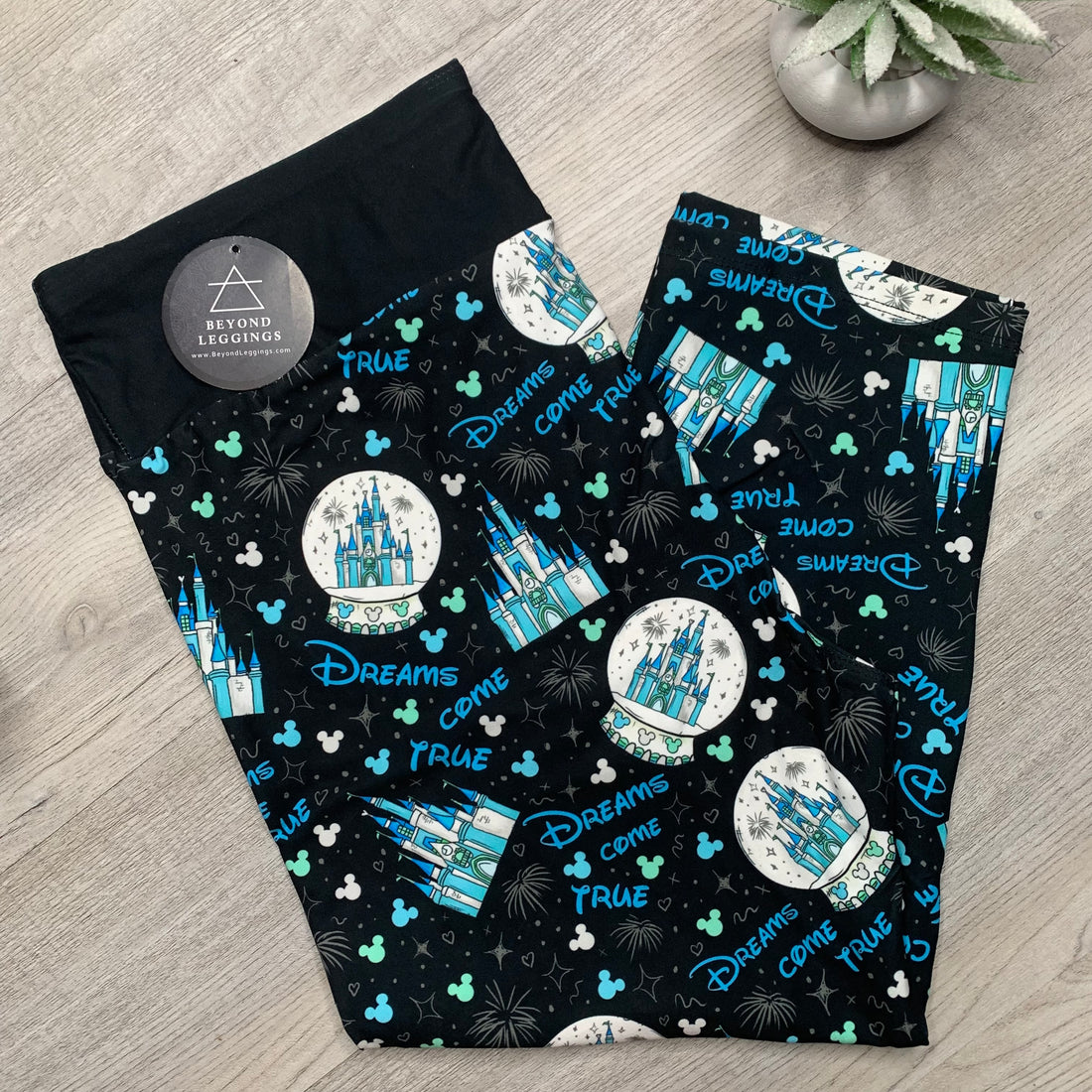 Extra Soft printed leggings with 4-way stretch fabric, so you can move with absolute comfort and ease.