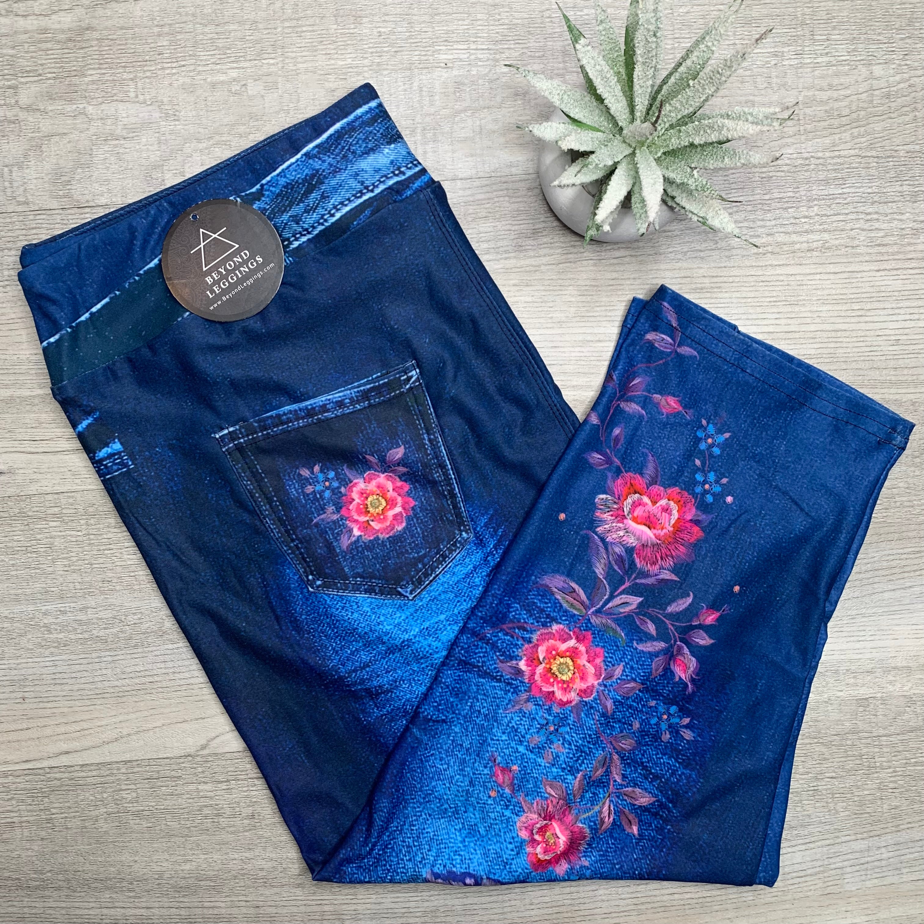 Extra Soft printed leggings with 4-way stretch fabric, so you can move with absolute comfort and ease.