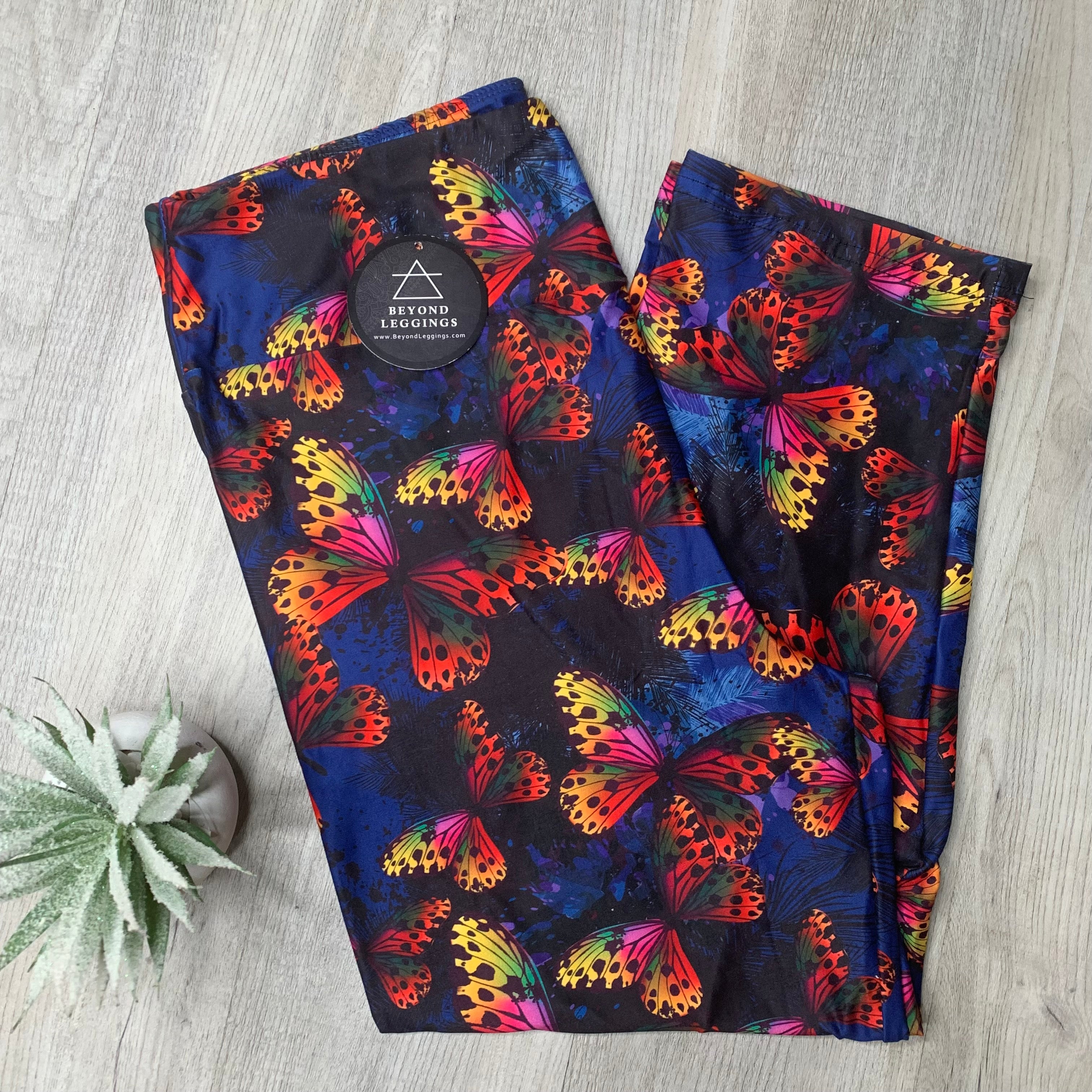 Extra Soft printed leggings with 4-way stretch fabric, so you can move with absolute comfort and ease.