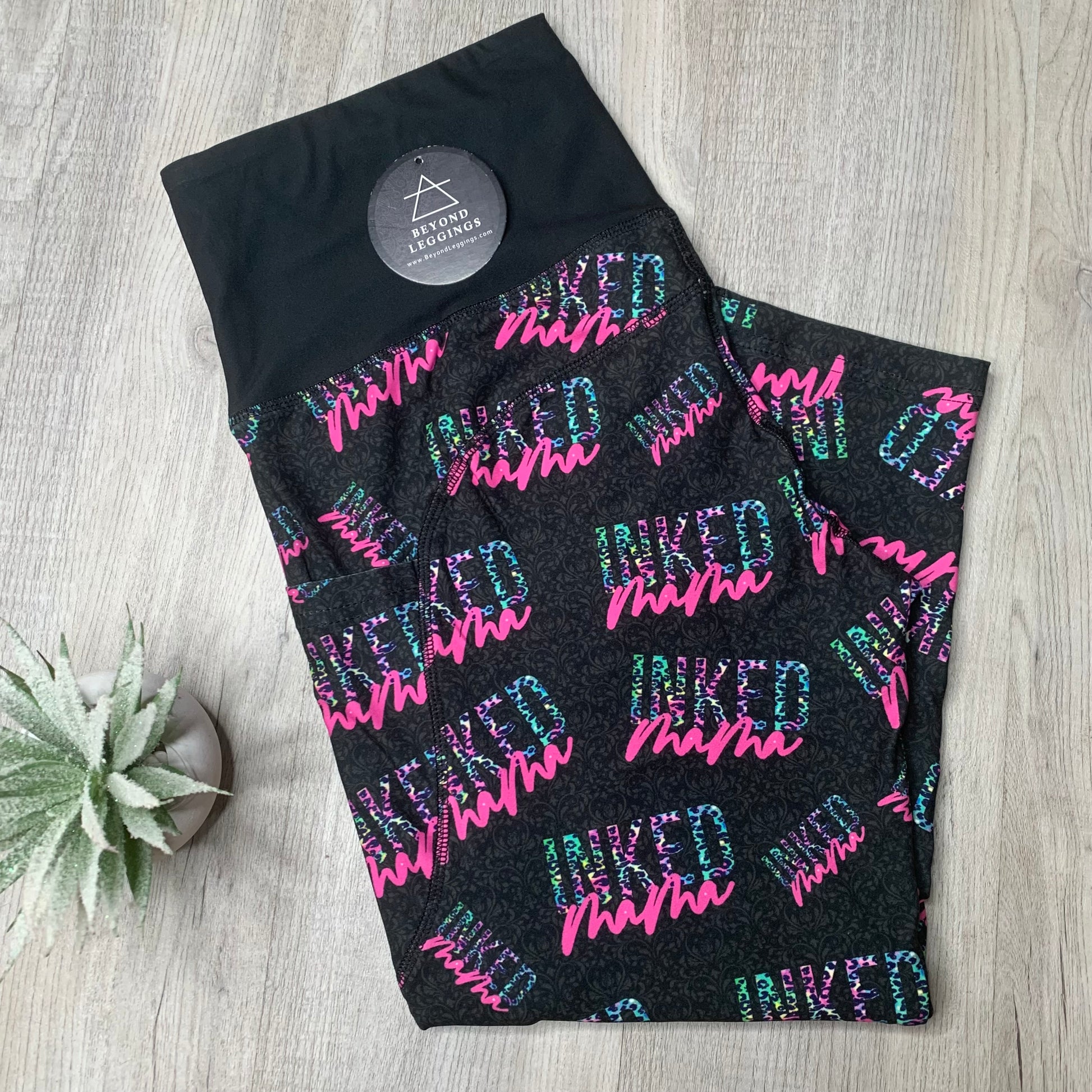 Extra Soft printed leggings with 4-way stretch fabric, so you can move with absolute comfort and ease.