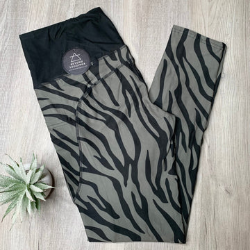 Extra Soft printed leggings with 4-way stretch fabric, so you can move with absolute comfort and ease.