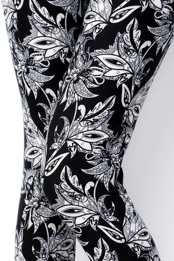 Extra Soft printed leggings with 4-way stretch fabric, so you can move with absolute comfort and ease.