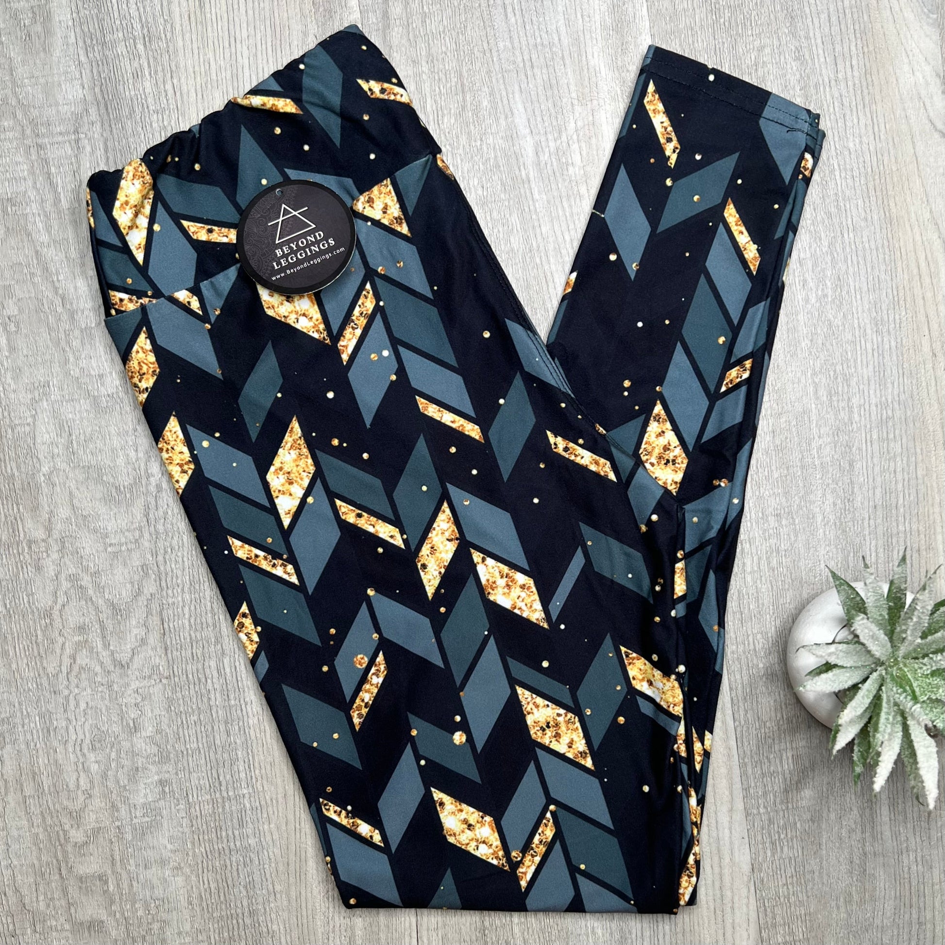 Extra Soft printed leggings with 4-way stretch fabric, so you can move with absolute comfort and ease.