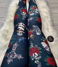 Extra Soft printed leggings with 4-way stretch fabric, so you can move with absolute comfort and ease.