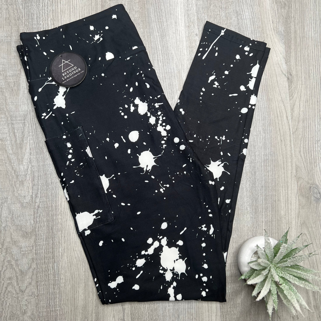 Extra Soft printed leggings with 4-way stretch fabric, so you can move with absolute comfort and ease.