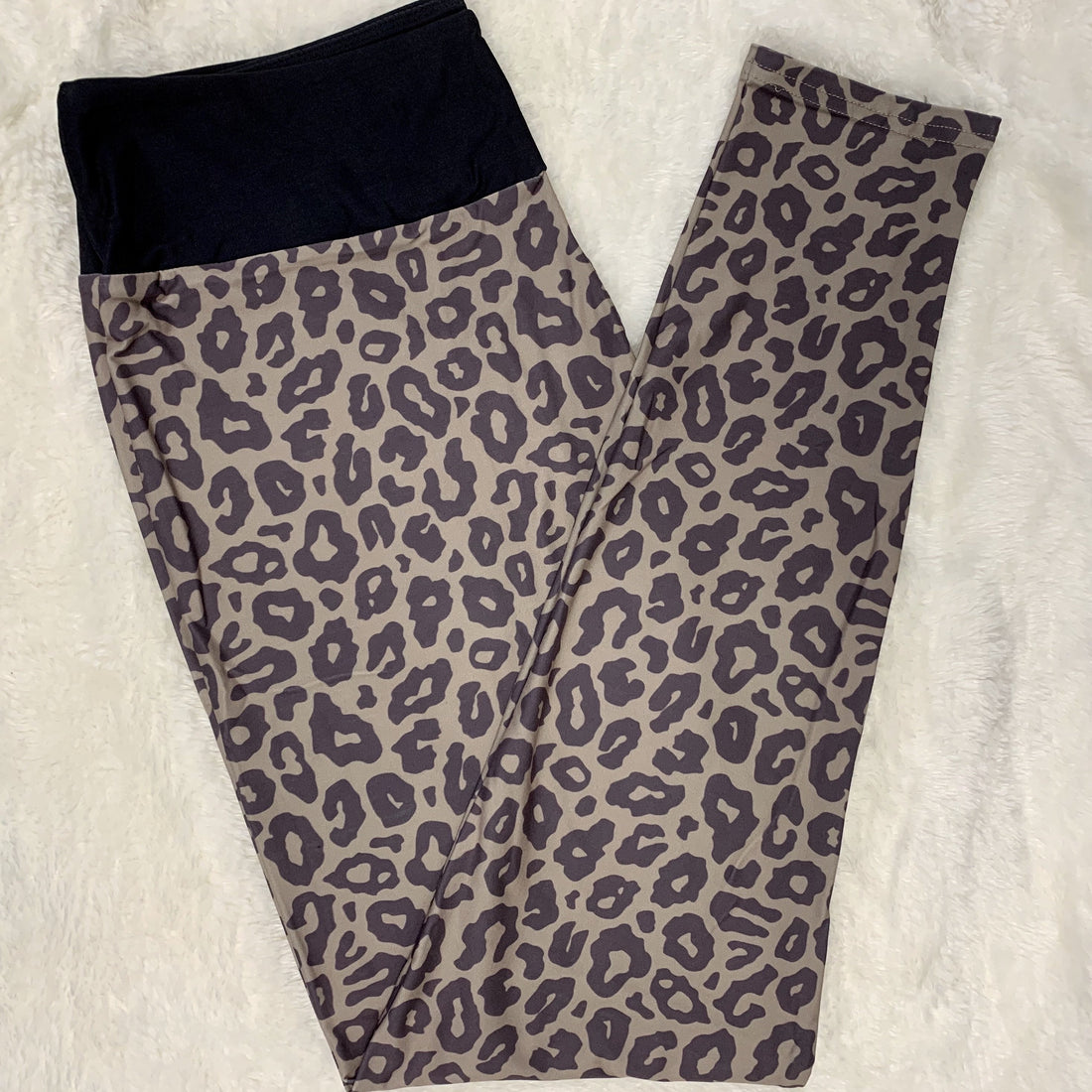 Extra Soft printed leggings with 4-way stretch fabric, so you can move with absolute comfort and ease.