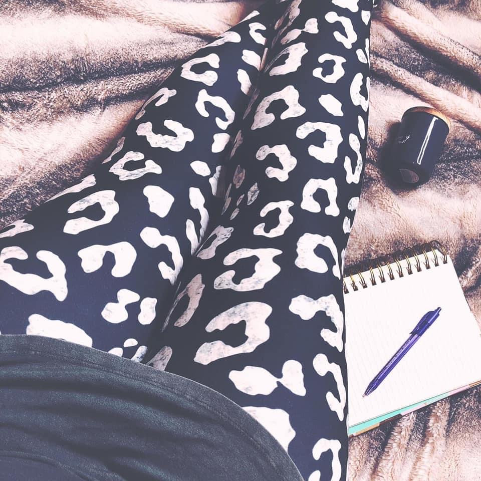 Extra Soft printed leggings with 4-way stretch fabric, so you can move with absolute comfort and ease.