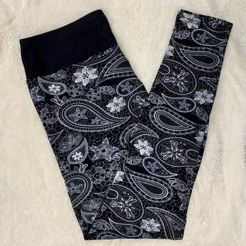 Extra Soft printed leggings with 4-way stretch fabric, so you can move with absolute comfort and ease.